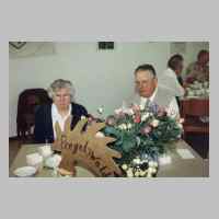 080-2167 10. Treffen vom 1.-3. September 1995 in Loehne - Irmgard und Fritz Retat. Ein Blumenstrauss als Dank .JPG